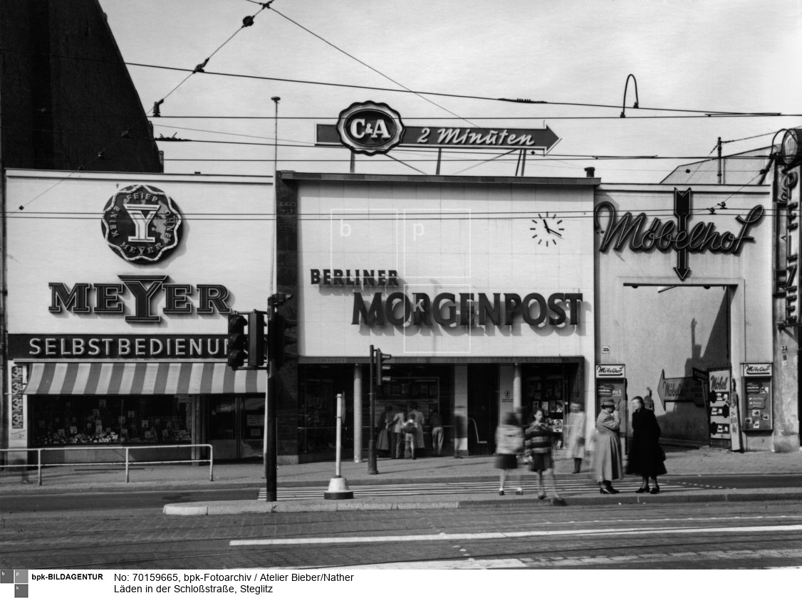 Filiale des Lebensmittelunternehmens Meyer, Filiale der Berliner Morgenpost, Durchgang zum Möbelhof<BR>Aufnahmedatum: 09.10.1956<BR>Material/Technik: Foto<BR>Aufnahmeort: Berlin (West)<BR>Inventar-Nr.: Bb N71409<BR>