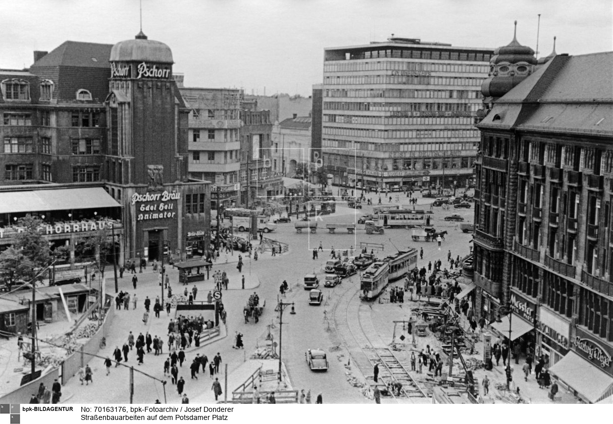 Links das Pschorr-Haus, in der Mitte das Columbushaus, rechts Hotel Fürstenhof<BR>Aufnahmedatum: 1939<BR>Material/Technik: Foto<BR>Aufnahmeort: Berlin<BR>Inventar-Nr.: Dd A1145-07<BR>