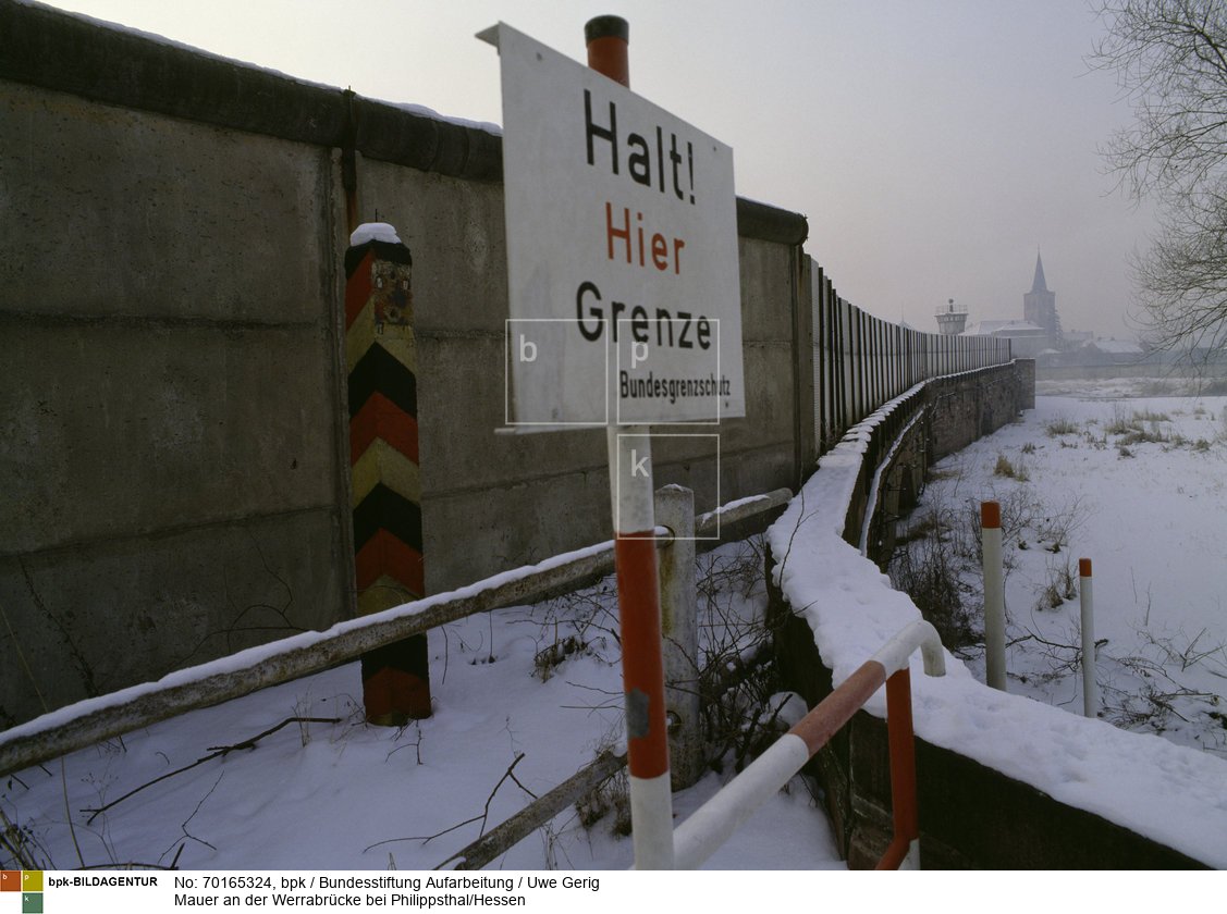 Innerdeutsche Grenze 1984-1987, Blick auf Hinweisschild "Halt! Hier Grenze. Bundesgrenzschutz", DDR-Grenzpfahl und Mauer<BR>Aufnahmedatum: 1984 - 1987<BR>Material/Technik: Positiv farbe<BR>4,2 cm x 5,7 cm<BR>Inventar-Nr.: 141/1<BR>