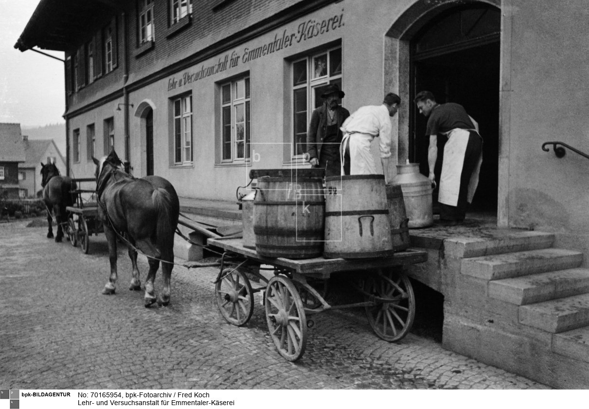 Anlieferung von Milchkannen und Fässern<BR>Aufnahmedatum: um 1936<BR>Material/Technik: Foto<BR>Aufnahmeort: Weiler im Allgäu<BR>Inventar-Nr.: FK 227-19A<BR>
