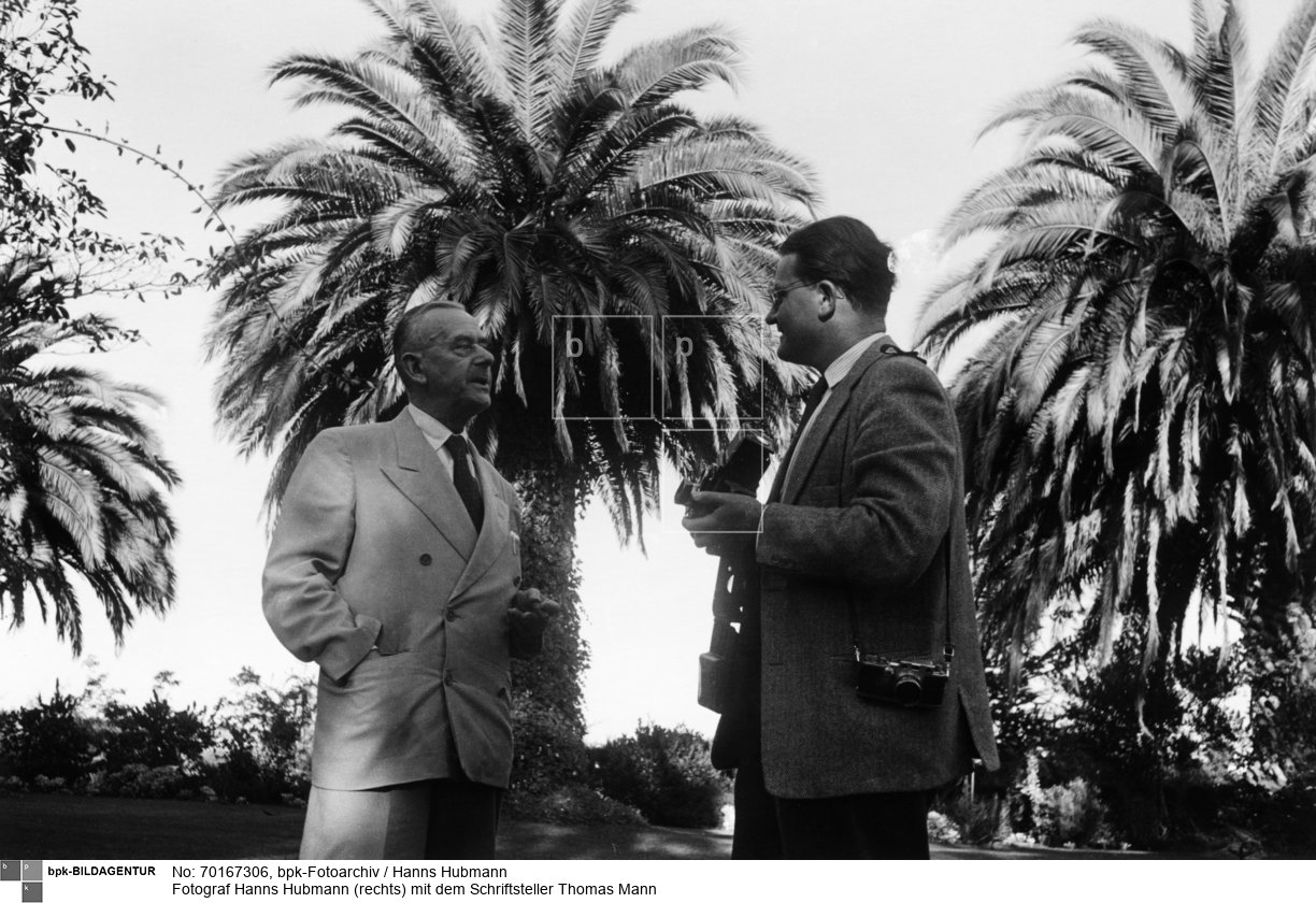 im Garten seines Hauses in Pacific Palisades<BR>Person: Thomas Mann [06.06.1875 - 12.08.1955], deutscher Schriftsteller; Nobelpreisträger (1929 für Literatur) <BR>Aufnahmedatum: 1951<BR>Material/Technik: Foto<BR>Aufnahmeort: Los Angeles / USA<BR>Inventar-Nr.: Hu 05303a-28<BR>