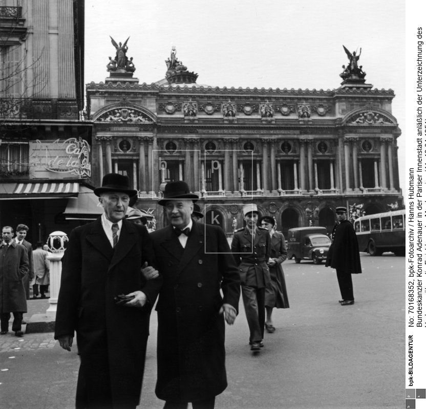 Adenauer mit dem französischen Hohen Kommissar für die Bundesrepublik André Francois-Poncet vor dem Café de la Paix an der Oper<BR>Aufnahmedatum: April 1951<BR>Material/Technik: Foto<BR>Aufnahmeort: Paris<BR>Inventar-Nr.: Hu EP37<BR>