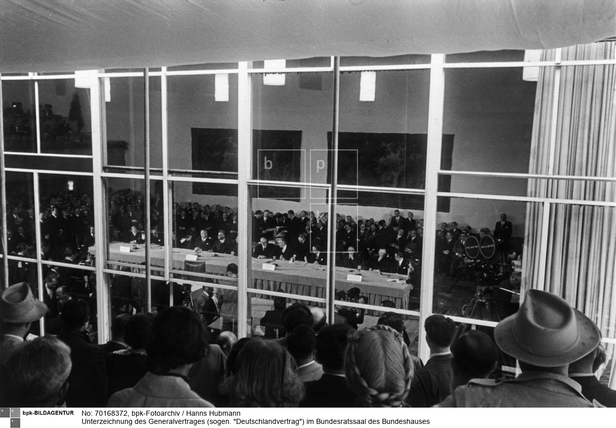 Hunderte von Zuschauern verfolgen durch die großen Fenster des Saales die Vertragsunterzeichnung <BR>Aufnahmedatum: 26.05.1952<BR>Material/Technik: Foto<BR>Aufnahmeort: Bonn<BR>Inventar-Nr.: Hu 04851-33<BR>