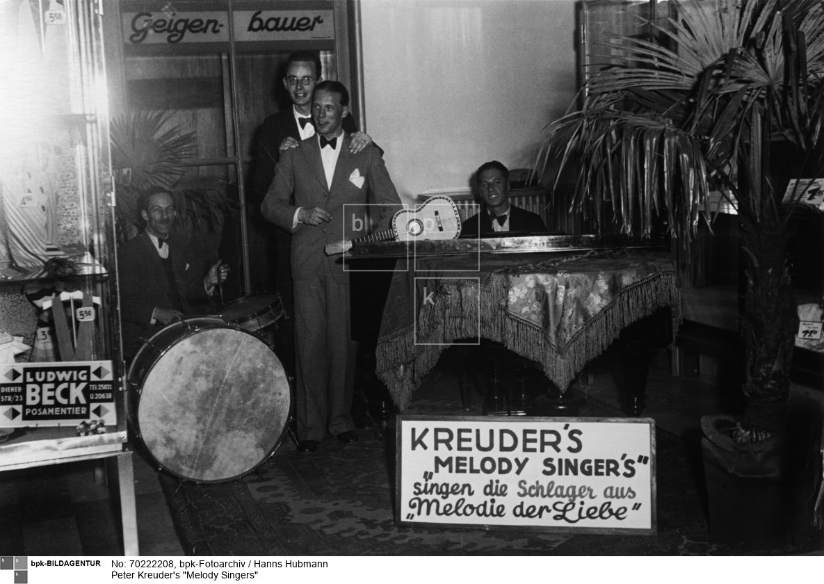 Aufnahmedatum: 1932<BR>Material/Technik: Foto<BR>Inventar-Nr.: Hu BB0475-1.R., 1.v.l.<BR>