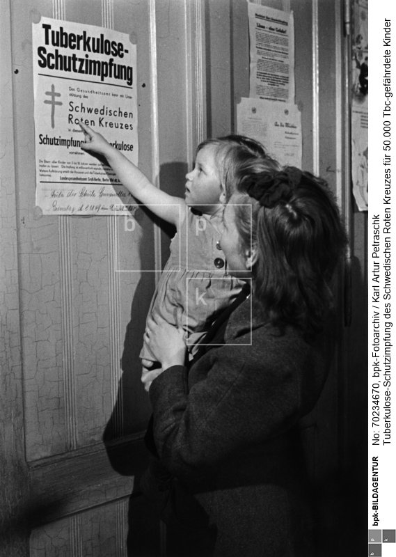 in Berliner Schulken und Fürsorgestellen<BR>Aufnahmedatum: November 1949<BR>Material/Technik: Foto<BR>Aufnahmeort: Berlin <BR>Inventar-Nr.: Pe Nk023-25<BR>