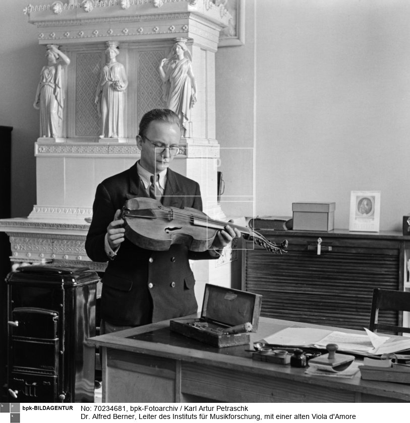 im Raum der früheren Bibliothek Friedrich Wilhelm IV. im Schloß Charlottenburg<BR>Aufnahmedatum: 1949<BR>Material/Technik: Foto<BR>Aufnahmeort: Berlin <BR>Inventar-Nr.: Pe Nk092-21<BR>