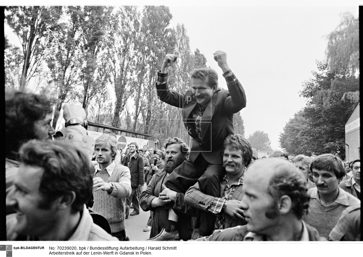 Arbeiterführer Lech Walensa wird auf den Schultern der streikenden Arbeiter über das Werftgelände getragen.  Später wird er Vorsitzender der Gewerkschaft Solidarnosc und noch später Präsident von Polen. <BR>Person: Lech Wałęsa, [29.09.1943 - ], Gründungsmitglied von Solidarność, polnischer Politiker und Friedensnobelpreisträger<BR>Aufnahmedatum: August 1980<BR>Material/Technik: Foto<BR>Aufnahmeort: Danzig / Polen<BR>Inventar-Nr.: 80 0846 001FV<BR>
