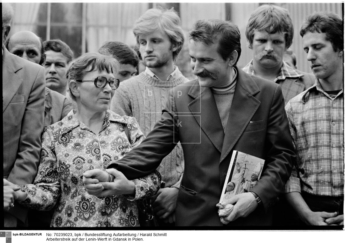 Arbeiterführer Lech Walensa mit der streitbaren Kranführerin Anna Walentynowicz, deren Entlassung der Grund für den Streik war.<BR>Person: Anna Walentynowicz, [15.08.1929-10.04.2010], polnische Werftarbeiterin, Gründungsmitglied der Gewerkschaft Solidarność
Lech Wałęsa, [29.09.1943 - ], Gründungsmitglied von Solidarność, polnischer Politiker und Friedensnobelpreisträger
<BR>Aufnahmedatum: August 1980<BR>Material/Technik: Foto<BR>Aufnahmeort: Danzig / Polen<BR>Inventar-Nr.: 80 0865 002FV<BR>