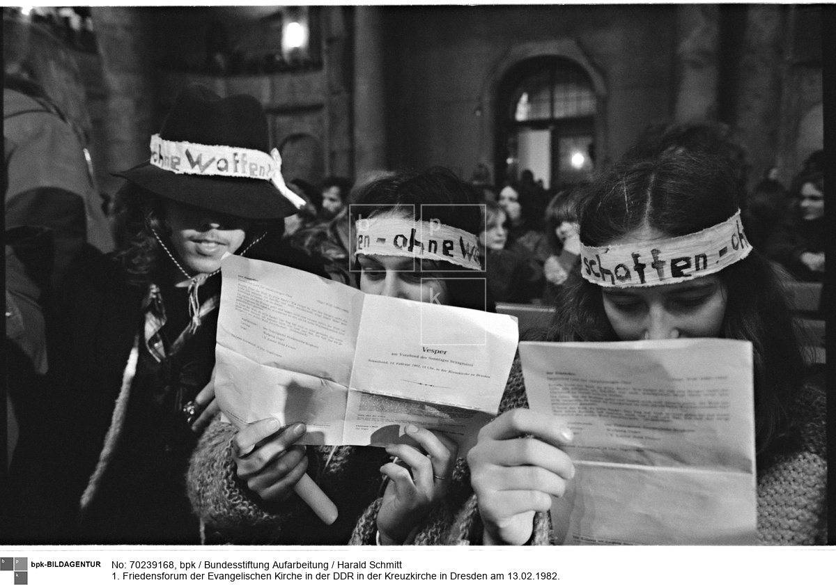 Erstmals tauchen Parolen wie: Frieden schaffen ohne Waffen auf.<BR>Aufnahmedatum: 13.02.1982<BR>Material/Technik: Foto<BR>Aufnahmeort: Dresden / DDR (Deutschland)<BR>Inventar-Nr.: 82 0207 001FV