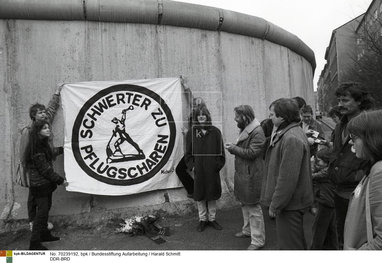 Demonstranten vor dem Grenzübergang Heinrich-Heine-Strasse, die nicht zur Beisetzung ihres Freundes in die DDR einreisen durften.<BR>Aufnahmedatum: 1982<BR>Material/Technik: Foto<BR>Aufnahmeort: Berlin / BRD (Deutschland)<BR>Inventar-Nr.: 820435-01