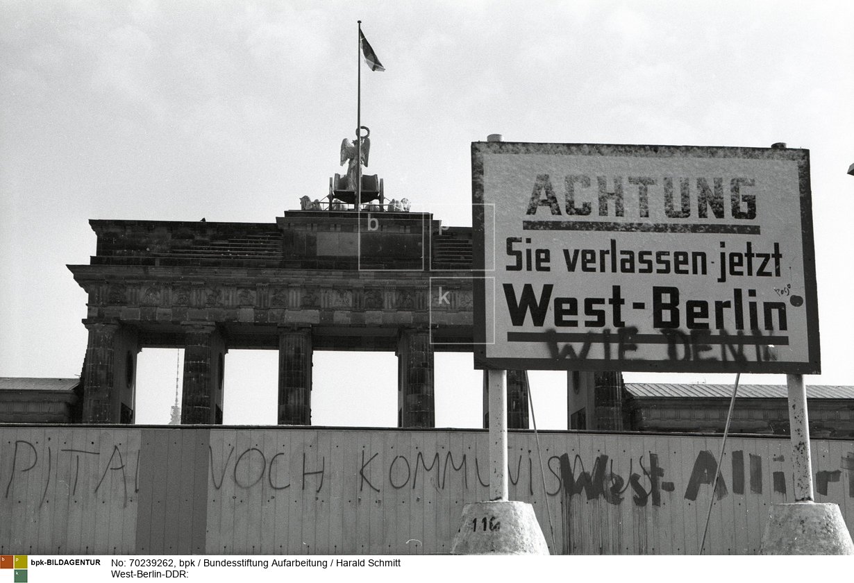 Das Brandenburger Tor mit der Mauer von West Berlin aus  in Richtung Osten.<BR>Aufnahmedatum: 1983<BR>Material/Technik: Foto<BR>Aufnahmeort: Berlin / BRD (Deutschland)<BR>Inventar-Nr.: 830110-01