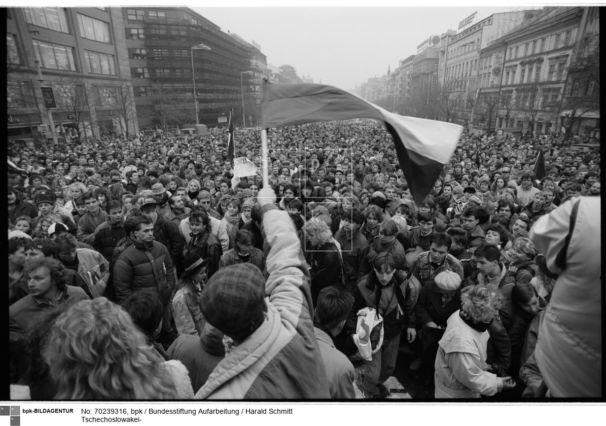 Prag während der Demonstrationen vom 21- 25.11. 1989. Auf dem Wenzelsplatz fordern 200 000 Menschen den Rücktritt der Regierung.<BR>Aufnahmedatum: November 1989<BR>Material/Technik: Foto<BR>Aufnahmeort: Prag / Tschechoslowakei (Tschechien)<BR>Inventar-Nr.: 89 1116 001FV