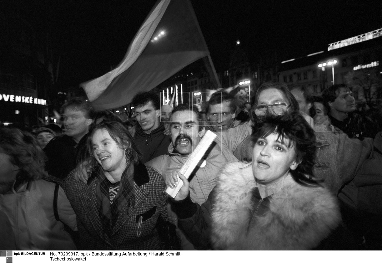 Prag während der Demonstartionen vom 21- 25.11. 1989. Auf dem Wenzelsplatz fordern 200 000 Menschen den Rücktritt der Regierung. Nachdem sie vom Rücktritt Jakeschs erfahren haben, tanzen sie und singen ausgelassen.<BR>Aufnahmedatum: November 1989<BR>Material/Technik: Foto<BR>Aufnahmeort: Prag / Tschechoslowakei (Tschechien)<BR>Inventar-Nr.: 89 1123 001FV
