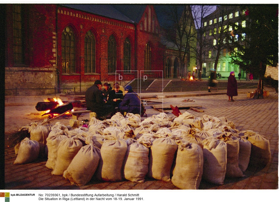 Lagerfeuer und Barrikaden, errichtet von Volksfront Mitgliedern die die Stadt gegen eventuell einrückende Sowjets verteidigen wollen.<BR>Aufnahmedatum: 18.01.1991-19.01.1991<BR>Material/Technik: Foto<BR>Aufnahmeort: Riga / Lettland<BR>Inventar-Nr.: 91 0120 001HFV