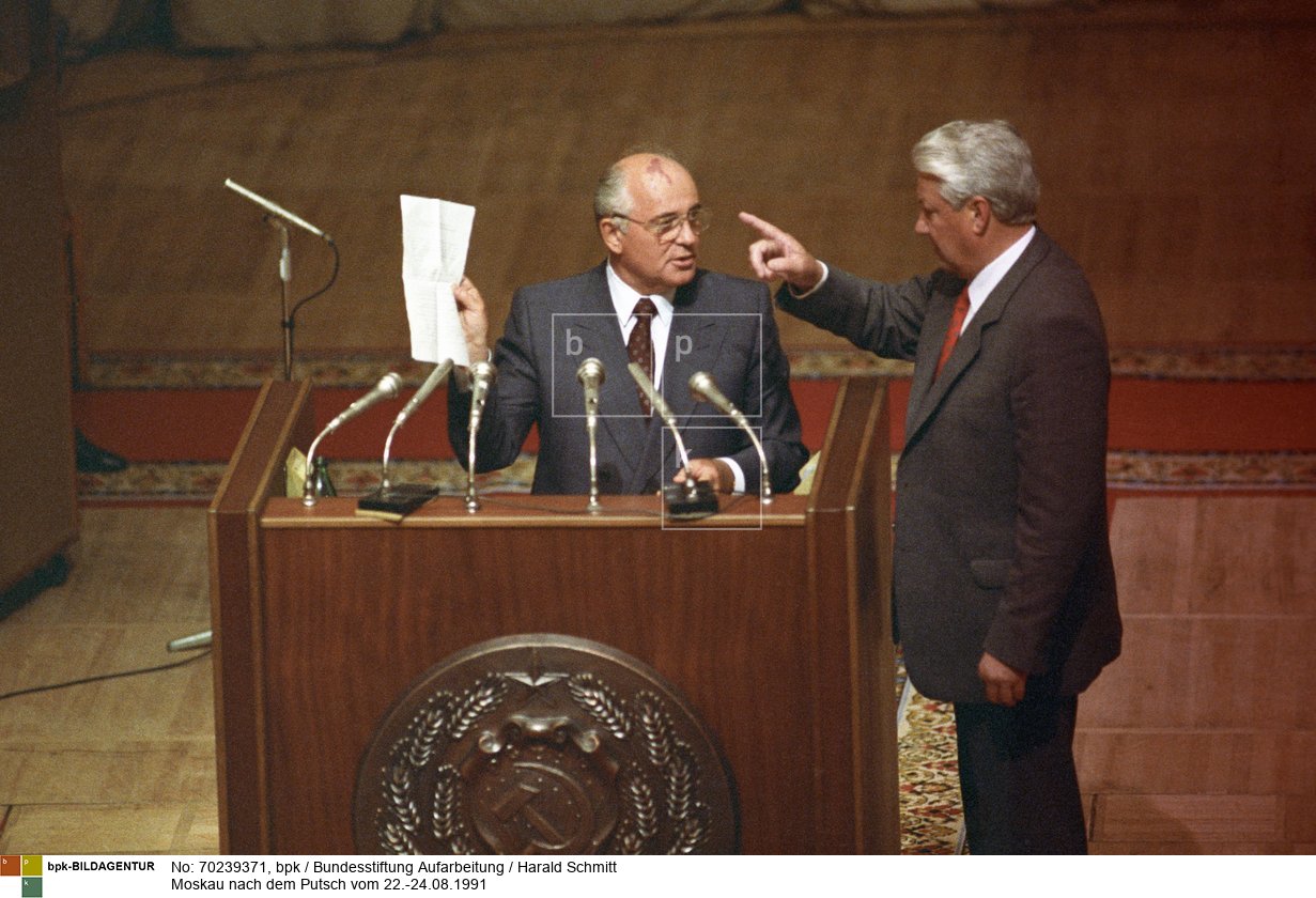 Michail Gorbatschow hält seine Rede im Weißen Haus in Moskau. Er schildert wieso er drei Tage lang nicht zu erreichen war, er sei gekidnapt worden. Boris Jelzin glaubt ihm nicht und in diesem Moment wird Gorbatschow von ihm entmachtet. <BR>Person: Jelzin, Boris, [01.02.1931-23.04.2007], sowjetischer und russischer Politiker, erster Präsident Russlands 1991-1999 Gorbatschow, Michail Sergejewitsch, [02.03.1931 -], Russicher Politiker, 1990-1991 Präsident der Sowjetunion<BR>Aufnahmedatum: August 1991<BR>Material/Technik: Foto<BR>Aufnahmeort: Moskau / UdSSR (Russland)<BR>Inventar-Nr.: 91 0822 001