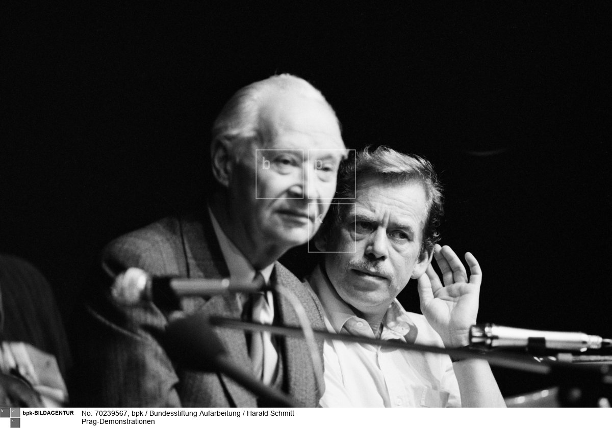 Alexander Dubcek (l.), Leitfigur des Prager Frühlings 1968, und Vaclav Havel, Schriftsteller und prominentester Regimegegner, auf dem Podium des Bürgerforums am 24. November. Aus dem Publikum wird ihnen zugerufen, dass der Prager Vorsitzende der Kommunistischen Partei zurückgetreten ist.<BR>Aufnahmedatum: 24.11.1989<BR>Material/Technik: Foto<BR>Aufnahmeort: Prag / Tschechoslowakei (Tschechien)<BR>Inventar-Nr.: H.Schmitt.05_neu