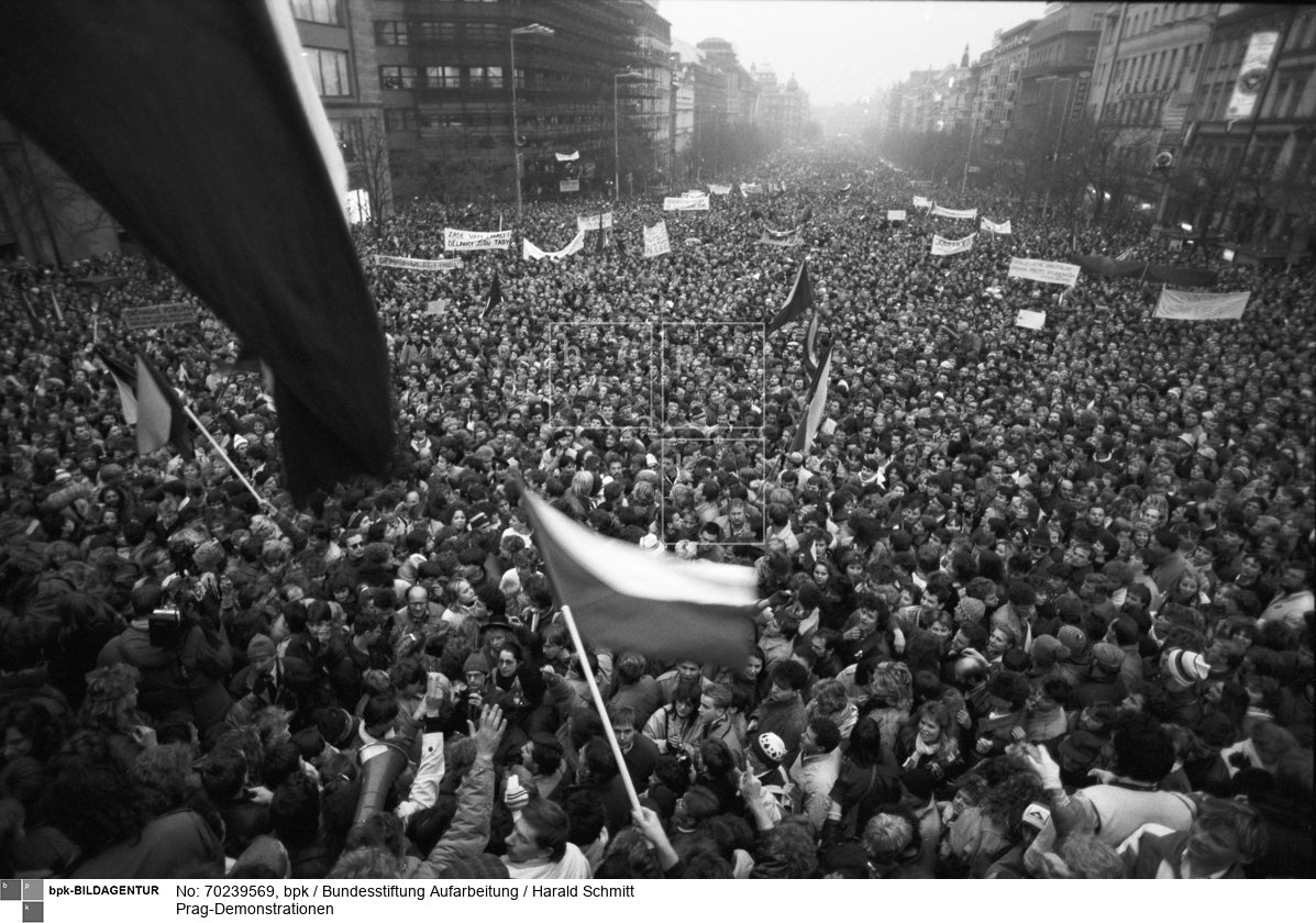 Bild 84. "Samtene Revolution": Mehr als 200 000 Menschen haben sich in der Prager Innenstadt versammelt und fordern das Ende der kommunistischen Herrschaft. Partei und Polizei sind ohnmächtig. Film: 89 1106  Negativ: 36.<BR>Aufnahmedatum: November 1989<BR>Material/Technik: Foto<BR>Aufnahmeort: Prag / Tschechoslowakei (Tschechien)<BR>Inventar-Nr.: H.Schmitt02