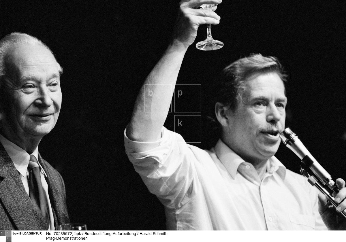Vaclav Havel hebt sein Glas auf den Triumph des Volkes und die Zukunft der Tschechoslowakei. Fünf Wochen später wird er zum Präsidenten gewählt.<BR>Aufnahmedatum: November 1989<BR>Material/Technik: Foto<BR>Aufnahmeort: Prag / Tschechoslowakei (Tschechien)<BR>Inventar-Nr.: H.Schmitt06_neu (1)