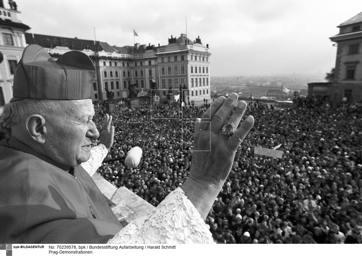 Am 21. November spricht der 90jährige Erzbischof von Prag, Kardinal Frantisek Tomasek vor der Prager Burg zu einer riesigen Menschenmenge und fordert sie zum Widerstand gegen das Regime und zur Unterstützung der Reformbewegung auf. Film: 89 1121  Negativ: 12a.<BR>Aufnahmedatum: 21.11.1989<BR>Material/Technik: Foto<BR>Aufnahmeort: Prag / Tschechoslowakei (Tschechien)<BR>Inventar-Nr.: H.Schmitt13