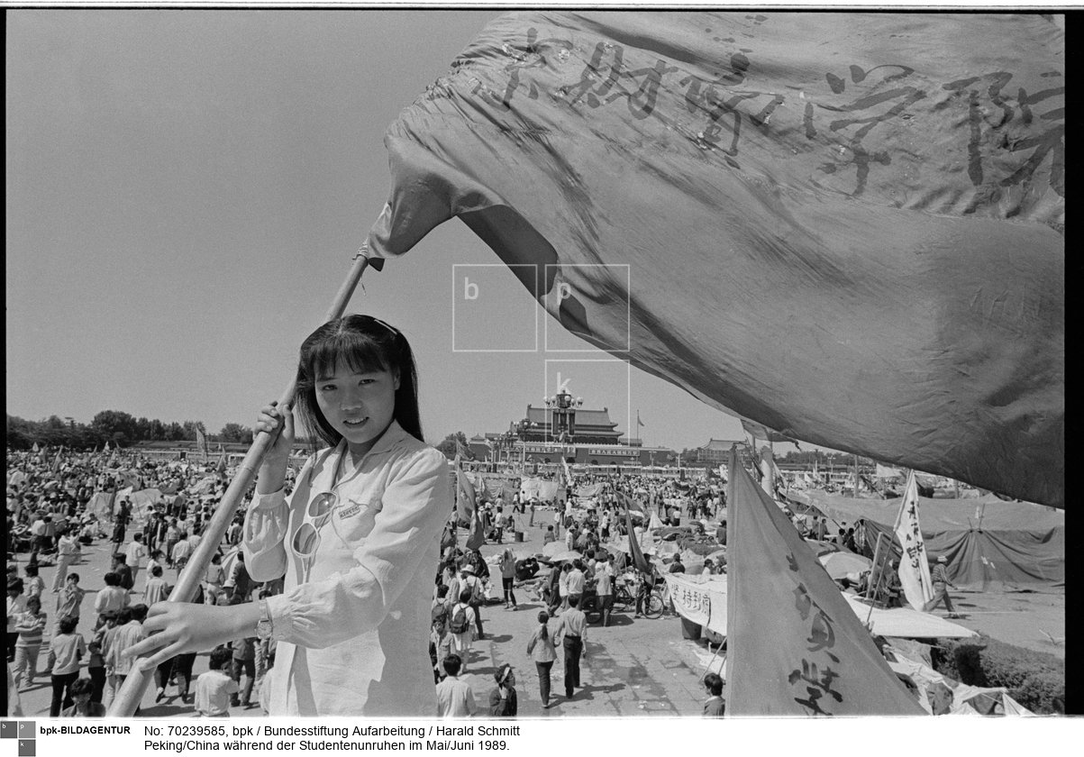 Die Biologie Studentin Xia (20) schwenkt die Rote Fahne. Die Studenten demonstrieren für eine andere, menschliche Art des Kommunismus.<BR>Aufnahmedatum: Mai 1989<BR>Material/Technik: Foto<BR>Aufnahmeort: Peking / China<BR>Inventar-Nr.: ha fin