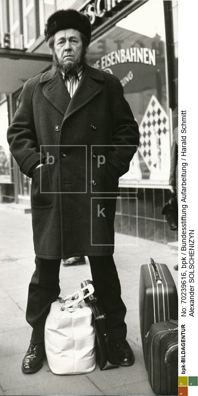 Der aus der UdSSR ausgebürgerte Schriftsteller Alexander SOLSCHENIZYN besucht, an seinem ersten Tag im Westen, seinen Freund Heinrich BÖLL in dessen Wohnort Langenbroich in der Eifel. Am nächsten Tag fuhr er weiter mit dem Zug nach Zürich. Das Foto zeigt ihn am Bahnhof in Köln. <BR>Person: Alexander Solschenizyn [11.12.1918 - 03.08.2008], Russischer Schriftsteller und Nobelpreisträger für Literatur (1970)<BR>Aufnahmedatum: Februar 1974<BR>Material/Technik: Foto<BR>Aufnahmeort: Köln / Deutschland<BR>Inventar-Nr.: ha35<BR>