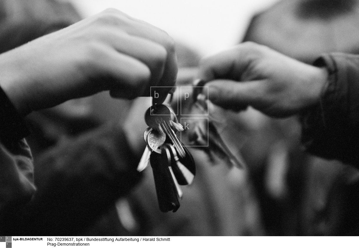 Der Schlüssel zum Protest: Wer gegen die Regierung und ihre Polizeimethoden ist, klingelt im November 1989 in Prag demonstrativ mit seinem Schlüsselbund und läutet damit symbolisch das Ende des kommunistischen Regimes ein. Film: 89 1111  Negativ: 29.<BR>Aufnahmedatum: November 1989<BR>Material/Technik: Foto<BR>Aufnahmeort: Prag / Tschechoslowakei (Tschechien)<BR>Inventar-Nr.: HSchmitt18_neu