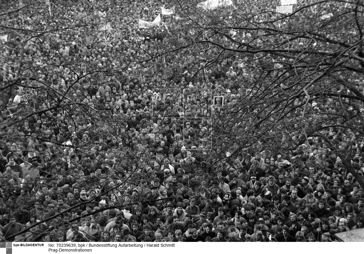 Demonstrationen in Prag in der Tschechoslowakei vom 21.-25.11.1989. Grossdemonstration auf dem Wenzelsplatz mit über 200 000 Menschen. Es spricht Alexander DUBCEK. Film: 89 1111  Negativ: 16.<BR>Aufnahmedatum: November 1989<BR>Material/Technik: Foto<BR>Aufnahmeort: Prag / Tschechoslowakei (Tschechien)<BR>Inventar-Nr.: HSchmitt20