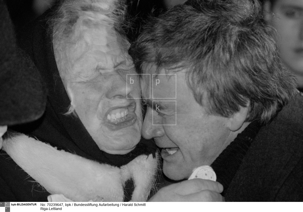 Das Antlitz des Schmerzes. Die Mutter der erschossenen Kraftfahrers Robert Murnieks bricht bei seiner Bestattung in Tränen aus. <BR>Aufnahmedatum: Januar 1991<BR>Material/Technik: Foto<BR>Aufnahmeort: Riga / Lettland<BR>Inventar-Nr.: HSchmitt28_neu