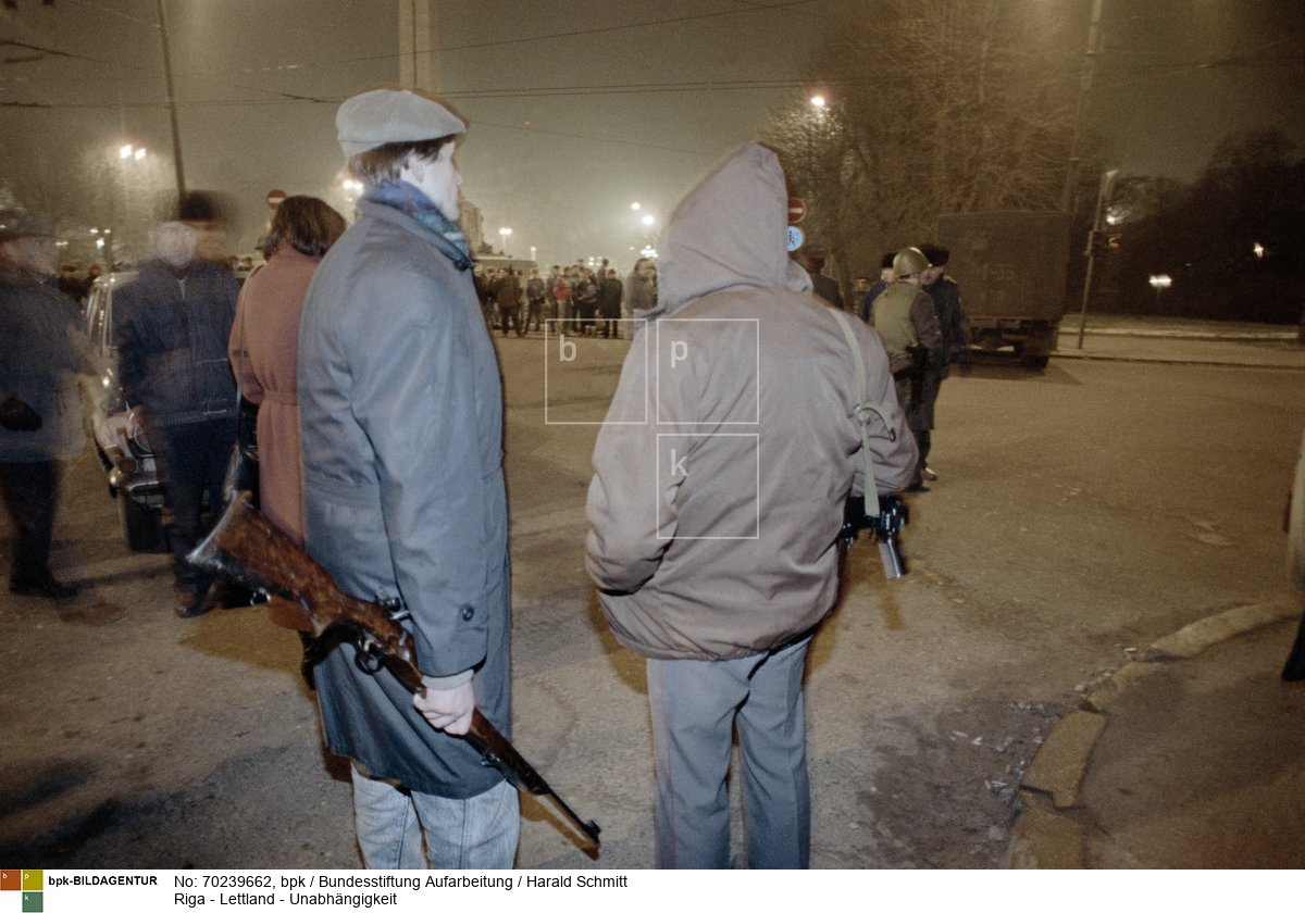 Der Feuerkraft einer sowjetischen Invasion haben die Letten wenig entgegenzusetzen. Selbst alte Jagdflinten werden aus dem Schrank geholt, um die Hauptstadt zu verteidigen. <BR>Aufnahmedatum: Januar 1991<BR>Material/Technik: Foto<BR>Aufnahmeort: Riga / Lettland<BR>Inventar-Nr.: HSchmitt44_neu