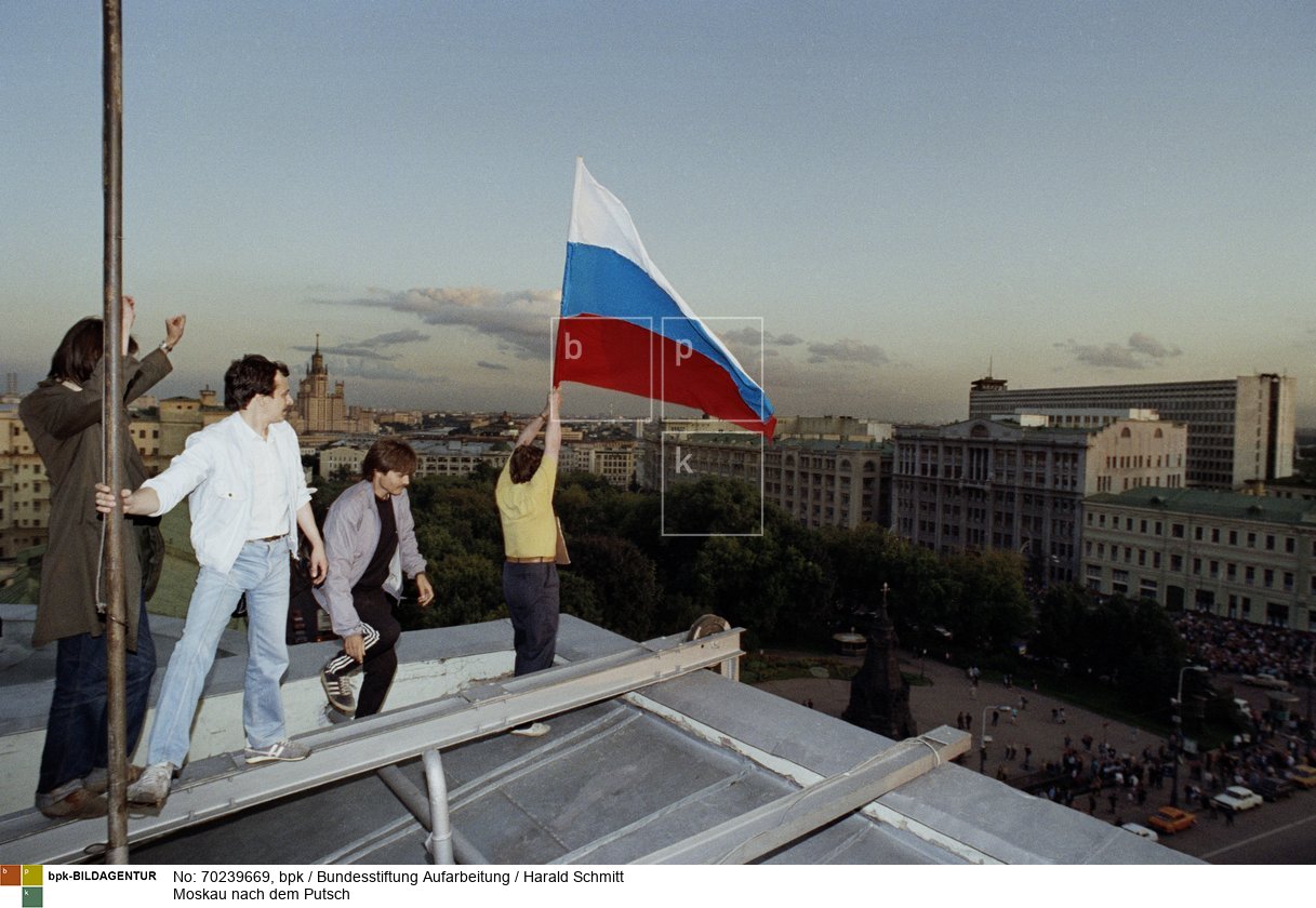 UdSSR - Moskau nach dem Putsch am 22.-24.08.1991 - Auf einem Haus gegenüber dem Zentralkomitée in Moskau hissen junge Leute die Russische Flagge. Das Ende der Sowjetunion ist damit besiegelt. Film:910817 Neg:3<BR>Aufnahmedatum: August 1991<BR>Material/Technik: Foto<BR>Aufnahmeort: Moskau / UdSSR (Russland)<BR>Inventar-Nr.: HSchmitt57_neu