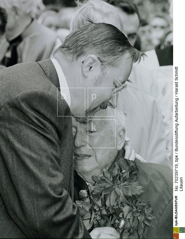 Litauen, ein Staat wird gegründet, nach der Lossagung von der UdSSR.Bei der Prozession zur Jahreserscheinung der Mutter Gottes in Schilava küsst Litauens neuer Präsident  Vitautas LANDSBERGIS seinen Vater Vitautas. Film: 91 0918  Negativ: 36a<BR>Person: Landsbergis, Vytautas, [18.10.1932 - ], litauischer Politiker, Staatsoberhaupt Litauens, Parlmentspräsident und Mitglied des EU Parlaments<BR>Aufnahmedatum: September 1991<BR>Material/Technik: Foto<BR>Aufnahmeort: ?iluva / Litauen<BR>Inventar-Nr.: Schmit300 2