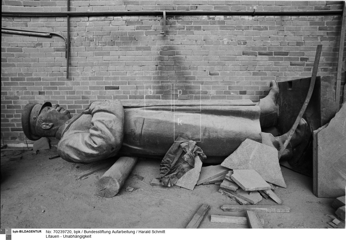 Auch Stalin wird entsorgt. Sein Denkmal erinnert die Litauer an ein düsteres Kapitel ihrer Geschichte. Durch das Abkommen zwischen Stalin und Hitler verlor das Land seine Eigenstaatlichkeit und wurde der Sowjetunion ausgeliefert.<BR>Aufnahmedatum: September 1991<BR>Material/Technik: Foto<BR>Aufnahmeort: Litauen<BR>Inventar-Nr.: Schmit301 (1)