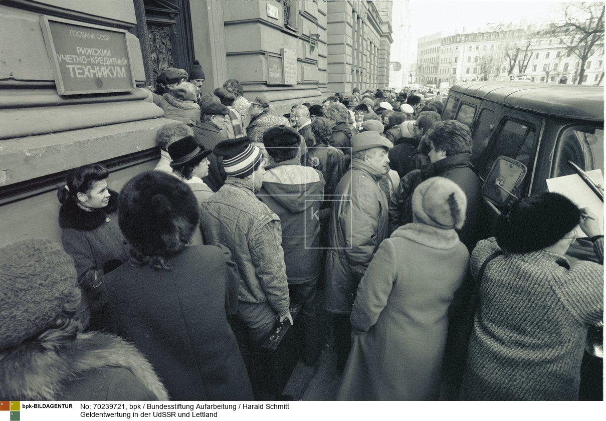 Geldentwertung in der UdSSR. Menschen vor einer Bank in Riga/Lettland, die ihr Geld umtauschen wollen. Film: 91 0104 Negativ 10a<BR>Aufnahmedatum: Januar 1991<BR>Material/Technik: Foto<BR>Aufnahmeort: Riga / Lettland<BR>Inventar-Nr.: Schmit302