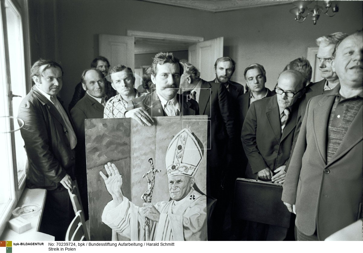 Streik auf der Werft in Gdansk - Danzig. Lech WALESA, der neue Gewerkschaftsführer, in seiner 7 Zimmer Gewerkschaftswohnung in Warschau. Er empfängt Delegationen die ihm ein Bild von Papst Paul II überreichen. Film: 80 0855 Negativ 33<BR>Person: Lech Wałęsa, [29.09.1943 - ], Gründungsmitglied von Solidarność, polnischer Politiker und Friedensnobelpreisträger<BR>Aufnahmedatum: September 1980<BR>Material/Technik: Foto<BR>Aufnahmeort: Warschau / Polen<BR>Inventar-Nr.: Schmit309<BR>