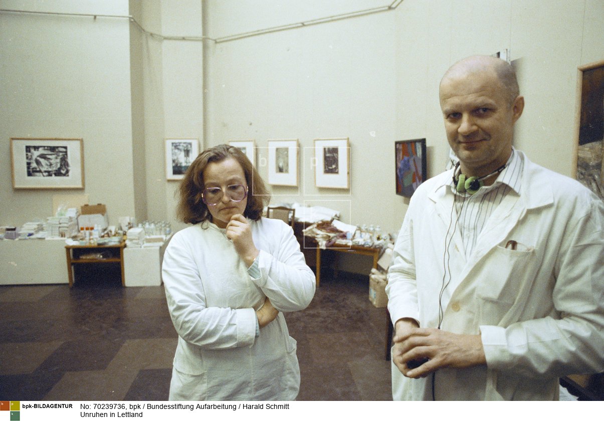 Die Situation in Riga (Lettland) nachdem sich das Land von der UdSSR abgespalten hat. Ein Ärzteteam aus Freiwillgen hat im Ausstellungsraum des Kulturzentrums ein Lazarett vorbereitet. Man rechnet mit Toten und Verwundeten. Film: 91 0106 Negativ 1a<BR>Aufnahmedatum: Januar 1991<BR>Material/Technik: Foto<BR>Aufnahmeort: Riga / Lettland<BR>Inventar-Nr.: Schmit323