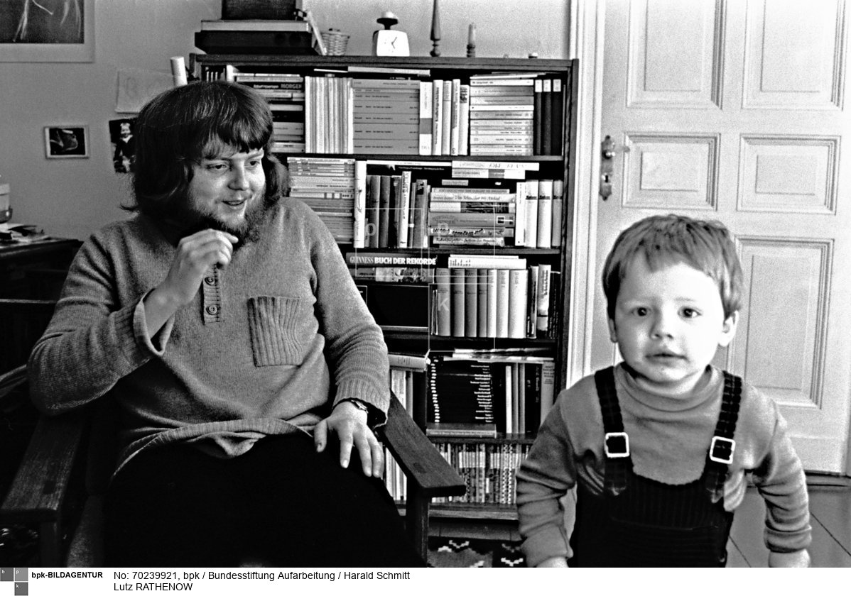"Die Mauer wird immer normaler. Und immer anmaßender, unerträglicher". Der 1952 geborene Schriftsteller Lutz Rathenow, hier am 23. März 1981 mit seinem dreijährigen Sohn Florian in seiner Ost-Berliner Wohnung,  ist ein besonders widerspenstiger Widersacher der DDR-Obrigkeit. Er verweigert die Ausreise. Film: 81 0318  Negativ: 9.<BR>Person: Rathenow, Lutz, [22.09.1952 - ], deutscher Lyriker und Prosaautor<BR>Aufnahmedatum: 23.03.1981<BR>Material/Technik: Foto<BR>Aufnahmeort: Berlin / DDR (Deutschland)<BR>Inventar-Nr.: Schmitt_254 2