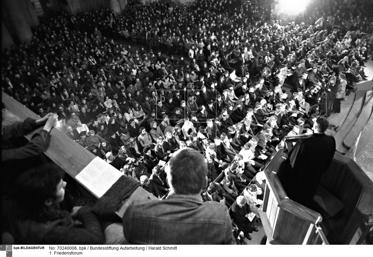 Mehr als 5 000 Menschen kommen am 13. Februar 1982 zum ersten Friedensforum in die Dresdener Kreuzkirche. Ein Teil von ihnen zieht zur Ruine der Frauenkirche, stellt dort Kerzen auf und singt "Dona nobis pacem". Es ist die Geburtsstunde der Friedensbewegung. Film: 82 0208  Negativ: 28a.<BR>Aufnahmedatum: 1982<BR>Material/Technik: Foto<BR>Aufnahmeort: Dresden / DDR (Deutschland)<BR>Inventar-Nr.: Schmitt_335 2