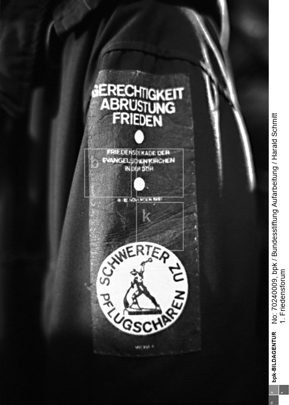 1. Friedensforum in der Evangelischen Kreuzkirche in Dresden am 13.02.1982. Das Foto zeigt Teilnehmer des Gottesdienstes erstmalig mit dem Symbol "SCHWERTER ZU PFLUGSCHAREN". Film: 82 0203  Negativ: 4a. DDR 86<BR>Aufnahmedatum: 1982<BR>Material/Technik: Foto<BR>Aufnahmeort: Dresden / DDR (Deutschland)<BR>Inventar-Nr.: Schmitt_336 2