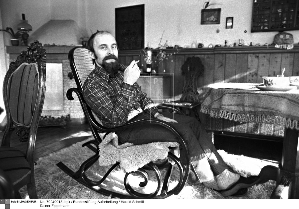 Rainer Eppelmann am 3. März 1982 in seinem Haus in Ost-Berlin. Der Pfarrer ist für junge Christen ein Vorbild. Er verweigerte den Fahneneid, nahm für seine Überzeugung eine Haftstrafe auf sich und setzt sich unerschütterlich für Abrüstung in Ost und West ein. Die Stasi erwägt seine Ermordung. Film: 82 0221 Negativ: 15.<BR>Person: Eppelmann, Rainer, [12.2.1943 -], deutscher evangelischer Pfarrer, Bürgerrechtler und seit 1998 Vorstandsvorsitzender der Bundesstiftung zur Aufarbeitung der SED-Diktatur<BR>Aufnahmedatum: 1982<BR>Material/Technik: Foto<BR>Aufnahmeort: Berlin / DDR (Deutschland)<BR>Inventar-Nr.: Schmitt_340 2