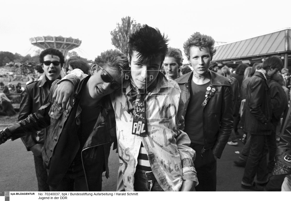 Freche deutsche Jugend: Bei einem Konzert der Punk-Rock-Gruppe "Pankow" im Kulturpark Plänterwald in Ost-Berlin tragen DDR-Punks die Kennzeichen ihrer westlichen Brüder. Auch den abgeschnittenen Schlips mit der Aufschrift "Fuck the Spießer". Film: 82 0538  Negativ: 26a.<BR>Aufnahmedatum: 1982<BR>Material/Technik: Foto<BR>Aufnahmeort: Berlin / DDR (Deutschland)<BR>Inventar-Nr.: Schmitt_364