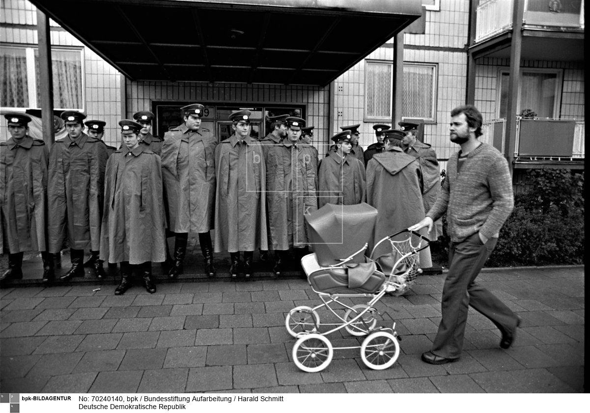 25 jähriges Bestehen der Kampfgruppen der DDR. Kampfappell und Vorbeimarsch der Kampfgruppen der Arbeiterklasse auf der Karl-Marx- Allee in Ost-Berlin. Film: 78 1006 Negativ 11<BR>Aufnahmedatum: 1978<BR>Material/Technik: Foto<BR>Aufnahmeort: Berlin / DDR (Deutschland)<BR>Inventar-Nr.: Schmitt_82