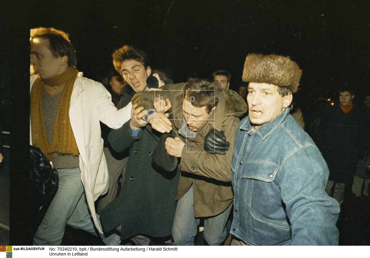 Die Situation in Riga (Lettland) nachdem sich das Land von der UdSSR abgespalten hat. In der Nacht erstürmten russische Omon Truppen das Innenministerium und und schossen auf Letten, die sich zu nahe herangewagt hatten. Dieser Mann erlitt einen Bauchschuss. Film:91 0122 Negativ 16a<BR>Aufnahmedatum: 17.01.1991<BR>Material/Technik: Foto<BR>Aufnahmeort: Riga / Lettland<BR>Inventar-Nr.: Schmitt278