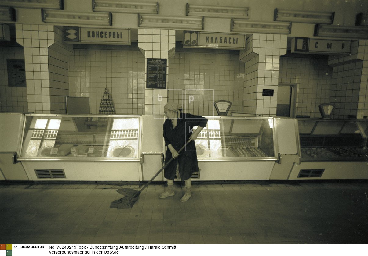 Versorgungsmängel in der UdSSR. Anna KOZUCHOWA (70)  wischt den Fussboden in einem leeren Fleischfachgeschaeft in Moskau. Film: 90 0505 Negativ: 19<BR>Aufnahmedatum: Mai 1990<BR>Material/Technik: Foto<BR>Aufnahmeort: Moskau / UdSSR (Russland)<BR>Inventar-Nr.: Schmitt286