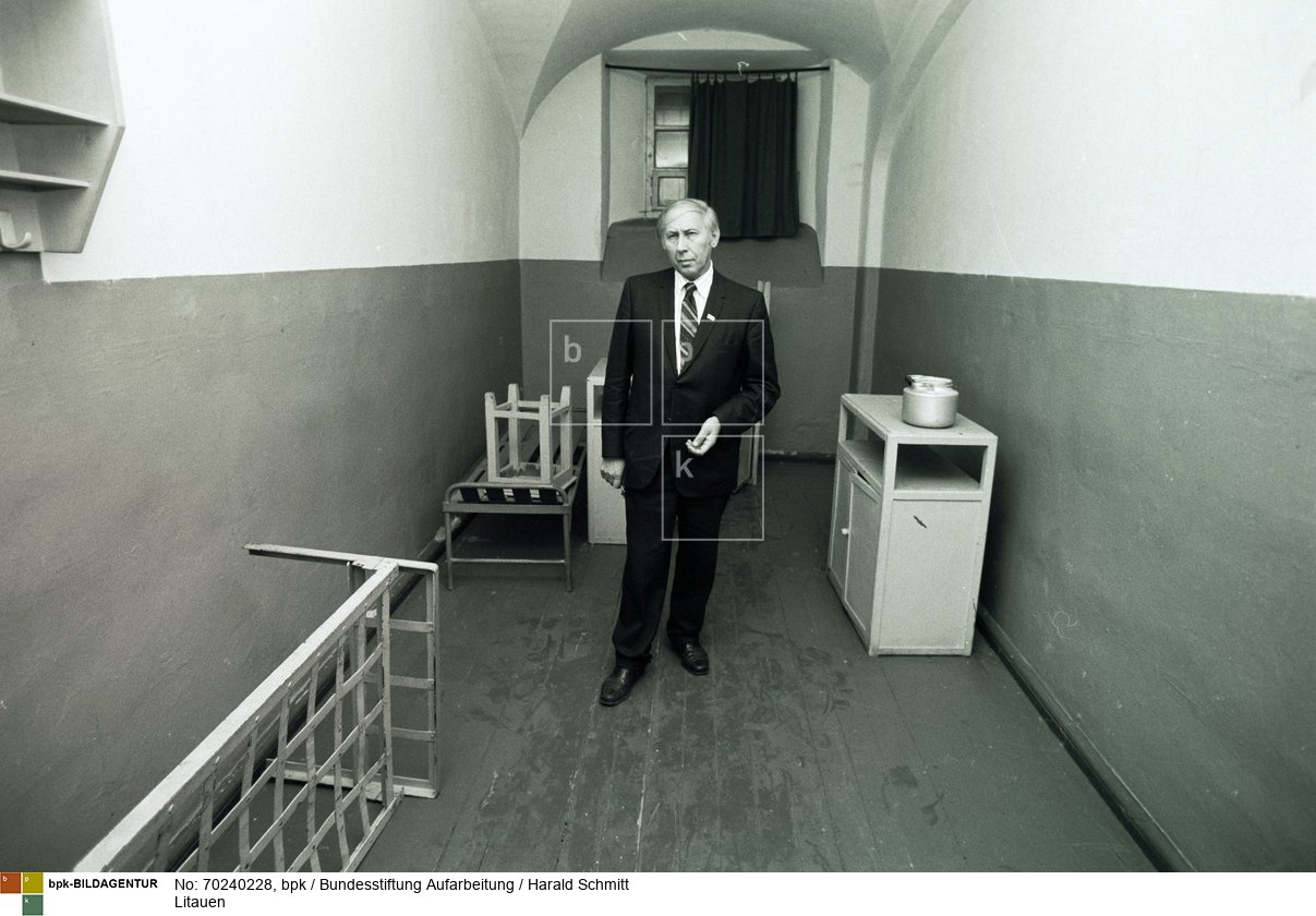 Litauen, ein Staat wird gegründet, nach der Lossagung von der UdSSR. Foto zeigt den KGB Auflöser Balys GAJAUKAS (63). Er hat 37 Jahre im Gefängnis und Gulag verbracht. Hier zeigt er die ehemaligen russischen Gefängniszellen. Film: 91 0912  Negativ: 11a<BR>Aufnahmedatum: September 1991<BR>Material/Technik: Foto<BR>Aufnahmeort: Litauen<BR>Inventar-Nr.: Schmitt293