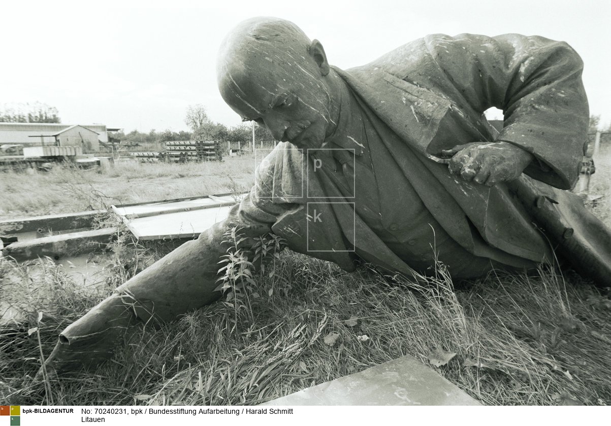 Litauen, ein Staat wird gegründet, nach der Lossagung von der UdSSR. Der erste gestürzte Lenin. Vor 14 Tagen vom Sockel geholt, jetzt im Kunstkombinat Dale bei Vilnius. 6m lang, 8 t schwer. Film: 91 0902  Negativ: 2a<BR>Aufnahmedatum: September 1991<BR>Material/Technik: Foto<BR>Aufnahmeort: Vilnius / Litauen<BR>Inventar-Nr.: Schmitt296
