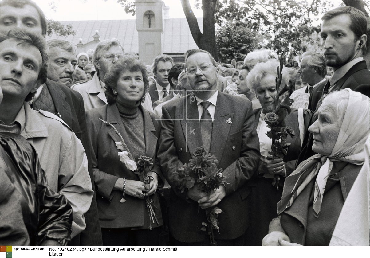 Litauen, ein Staat wird gegründet, nach der Lossagung von der UdSSR. Bei der Prozession zur Jahreserscheinung der Mutter Gottes in Schilava. Litauens neuer Präsident, Vitautas LANDSBERGIS, mit seiner Frau. Film: 91 0918; Negativ: 9a<BR>Person: Landsbergis, Vytautas, [18.10.1932 - ], litauischer Politiker, Staatsoberhaupt Litauens, Parlmentspräsident und Mitglied des EU Parlaments<BR>Aufnahmedatum: September 1991<BR>Material/Technik: Foto<BR>Aufnahmeort: ?iluva / Litauen<BR>Inventar-Nr.: Schmitt299 2