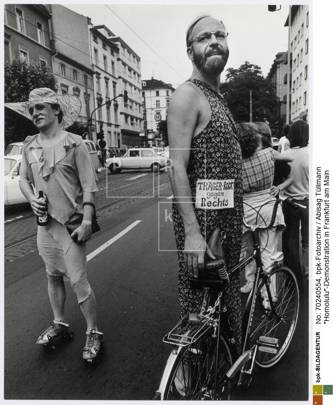 "Homolulu – Die Geburt eines Vulkans oder die Versuchung eine Utopie konkret zu machen" war das erste große, internationale Homosexuellen-Treffen in der Bundesrepublik. Die Festwoche fand vom 23. bis 29. Juli 1979 statt
<BR>Aufnahmedatum: 28.07.1979<BR>Material/Technik: Foto / Silbergelatine auf Barytpapier<BR>Bildformat (Foto): 30,4 x 23,3 cm<BR>Aufnahmeort: Frankfurt am Main / Deutschland<BR>Inventar-Nr.: Tü 79/139-16a<BR>