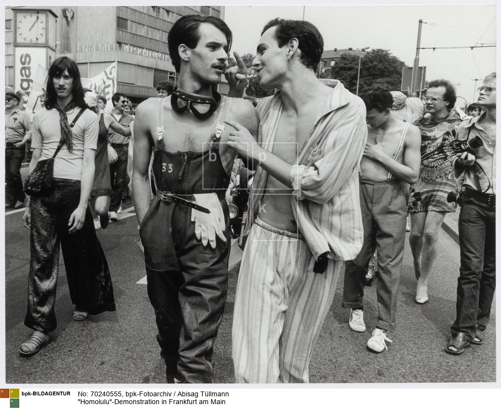 "Homolulu – Die Geburt eines Vulkans oder die Versuchung eine Utopie konkret zu machen" war das erste große, internationale Homosexuellen-Treffen in der Bundesrepublik. Die Festwoche fand vom 23. bis 29. Juli 1979 statt
<BR>Aufnahmedatum: 28.07.1979<BR>Material/Technik: Foto / Silbergelatine auf Barytpapier<BR>Bildformat (Foto): 23,3 x 30,4 cm<BR>Aufnahmeort: Frankfurt am Main / Deutschland<BR>Inventar-Nr.: Tü 79/140-17<BR>