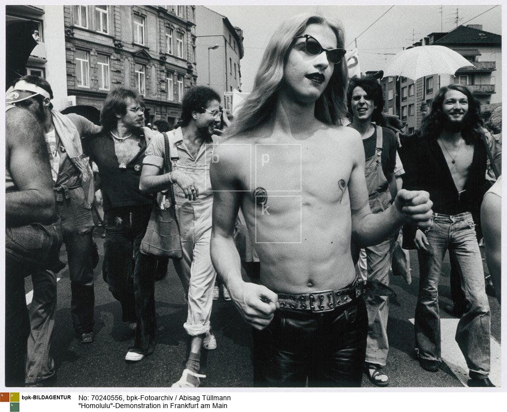 Vorne in der Mitte: Kabarettist Gunter Schmidt
"Homolulu – Die Geburt eines Vulkans oder die Versuchung eine Utopie konkret zu machen" war das erste große, internationale Homosexuellen-Treffen in der Bundesrepublik. Die Festwoche fand vom 23. bis 29. Juli 1979 statt
<BR>Aufnahmedatum: 28.07.1979<BR>Material/Technik: Foto / Silbergelatine auf Barytpapier<BR>Bildformat (Foto): 23,2 x 30,3 cm<BR>Aufnahmeort: Frankfurt am Main / Deutschland<BR>Inventar-Nr.: Tü 79/141-14<BR>