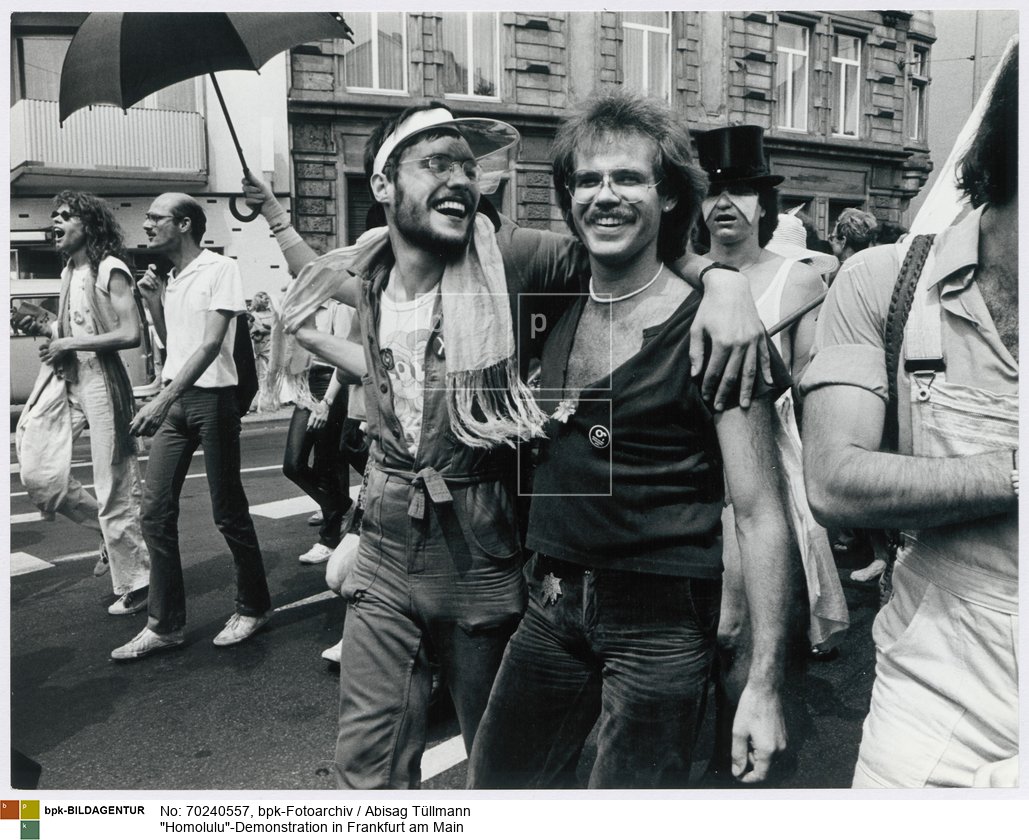 "Homolulu – Die Geburt eines Vulkans oder die Versuchung eine Utopie konkret zu machen" war das erste große, internationale Homosexuellen-Treffen in der Bundesrepublik. Die Festwoche fand vom 23. bis 29. Juli 1979 statt
<BR>Aufnahmedatum: 28.07.1979<BR>Material/Technik: Foto / Silbergelatine auf Barytpapier<BR>Bildformat (Foto): 23,2 x 30,3 cm<BR>Aufnahmeort: Frankfurt am Main / Deutschland<BR>Inventar-Nr.: Tü 79/141-12<BR>